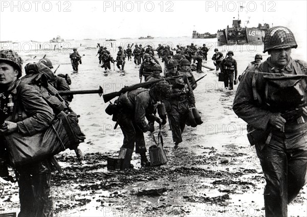 Les troupes de choc américaines débarquent sur une plage de Normandie, le 6 juin 1944.