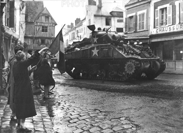 Les Français saluent l'arrivée des troupes américaines à Nogent-le-Roi.