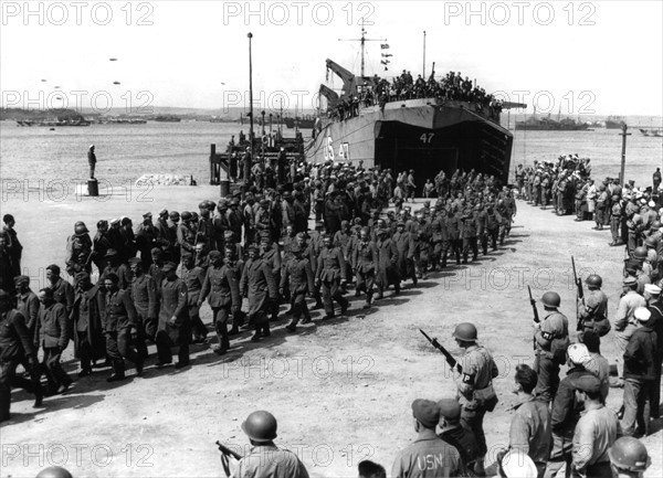 Prisonniers de guerre allemands en Angleterre
(Juin 1944)