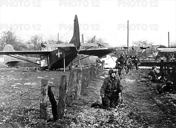 Les troupes aéroportées américaines combattent à l'est du Rhin. (24 mars 1945)
