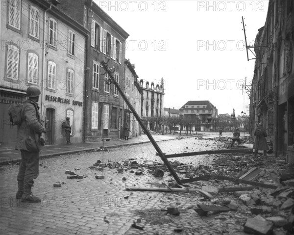 Soldats du génie américain marchant dans les rues de Saint Dié. (22 novembre1944)