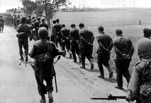 Prisonniers allemands à Cisterna. (Eté 1944)