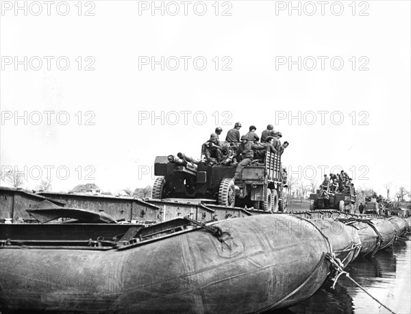 Soldats du génie américain traversant le Rhin. (23 mars 1945)