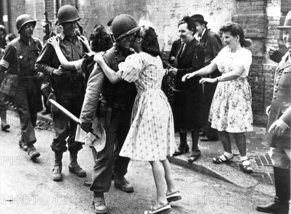 Residents of  Evreux welcome U.S. troops (August 1944).