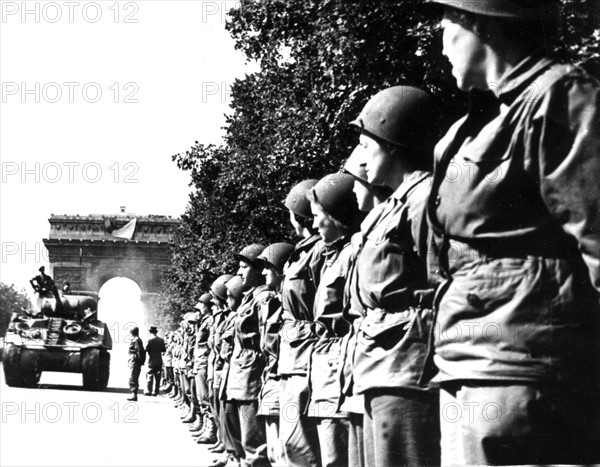 Femmes soldats du Corps d'armée féminin U.S. à Paris. (9 septembre 1944)