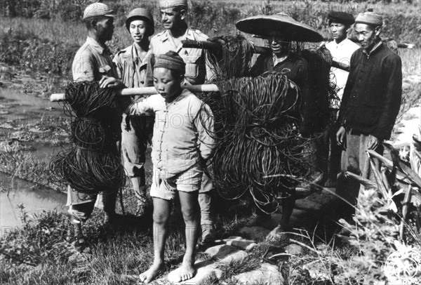 Civils chinois apportant des câbles téléphoniques sur le front de Salween (Septembre 1944)