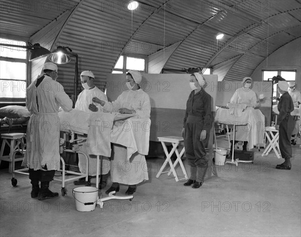 Salle d'opération au 188e Hôpital général de Lison.
(6 janvier 1945)