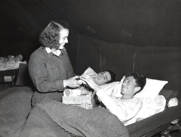 Cigarettes américaines pour un ancien prisonnier de guerre américain en Allemagne. (Avril 1945)