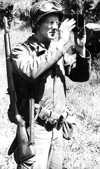 Soldats américains effectuant des tests sur l'eau de source en Normandie. (Juin 1944)