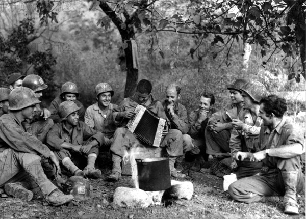 Soldats américains bivouaquant dans la région de Folturno, en Italie. (7 novembre 1943)