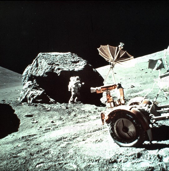 Un astronaute de la mission Apollo 17 récolte des échantillons de roche lunaire.
(11 septembre 1972)