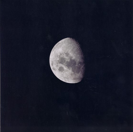 Vue de la Lune depuis le vaisseau Apollo 10.
(24 mai 1969)