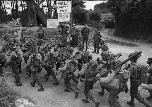 Une troupe de Gi's en route vers un port britannique  (juin 1944)