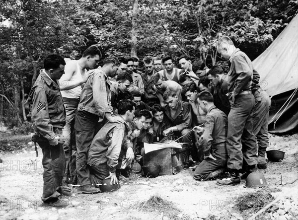 Officiers et soldats de l'armée américaine prennent connaissance des objectifs qui leur sont assignés pour le Jour-J