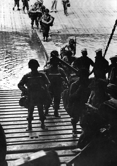 US soldiers boarding a landing craft (1944)
