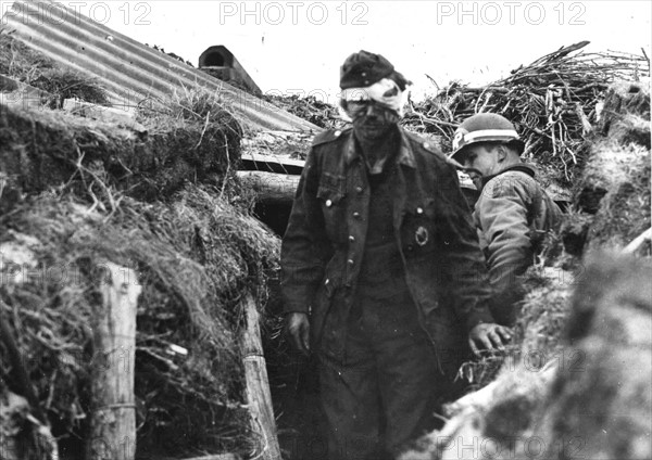 Artilleur allemand et policier militaire américain (juin 1944)