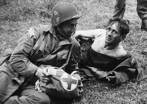Un soldat américain et un soldat allemand (juin 1944)
