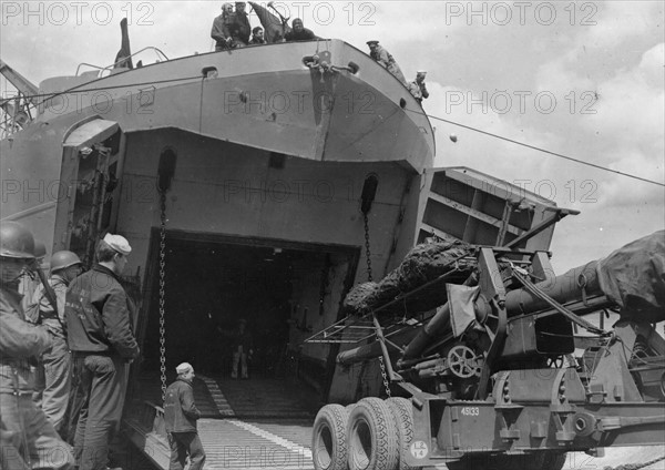 Loading of a 155mm machine gun (June 1944)