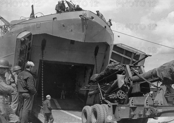 Chargement d'un canon de 155mm dans un port britannique (juin 1944)