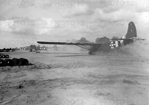 US Gilder carrying supplies for the Allies (1944)