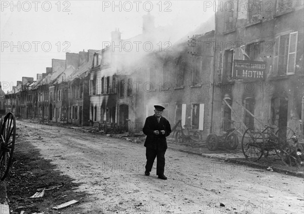 Vieil homme dans Montebourg, en Normandie