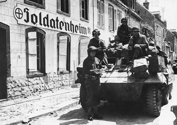 Des soldats Américains devant une "Soldatenheim" (juin 1944)