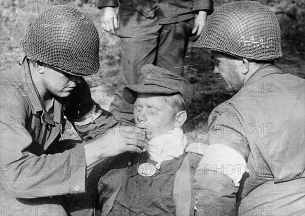 American soldiers with German prisoner (1944)