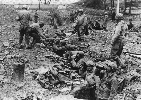 Des fantassins américains dans une tranchée allemande (juin 1944)