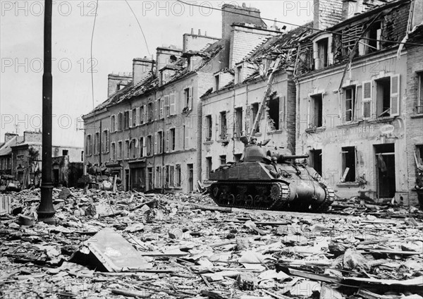 American tanks progressing through Tour-La-Ville (June 1944)