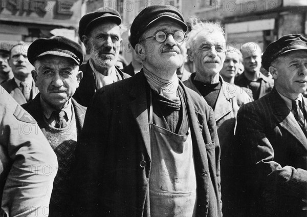 Des Cherbourgeois écoutent leur maire, Paul Reynaud, à la libération de la ville (1944)