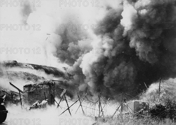 Explosion d'un blockhaus allemand (juin 1944)