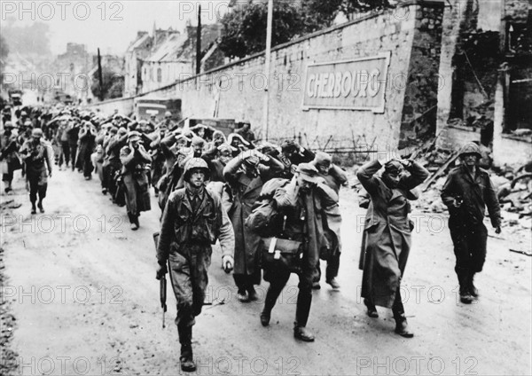 Prisonniers allemands dans les rues de Cherbourg (juin 1944)