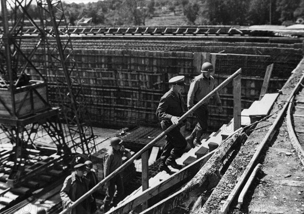 Le général Eisenhower et le général Bradley visitent un site supposé de bombes volantes V1 près de Cherbourg