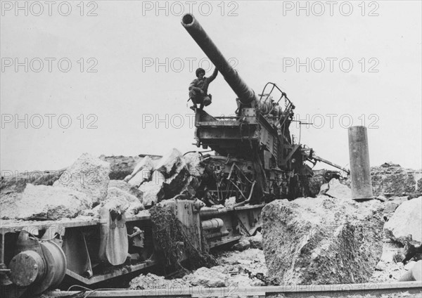 American soldier examining a German weapon (June 1944