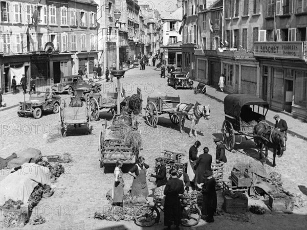 The Cherbourg market after the liberation of the town (June 1944)
