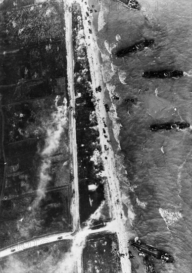 Vue aérienne d'une plage du débarquement, juin 1944