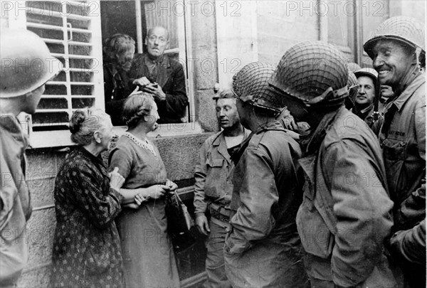 Un commerçant d'Avranches exerce temporairement son métier de la fenêtre de son logement (1944)