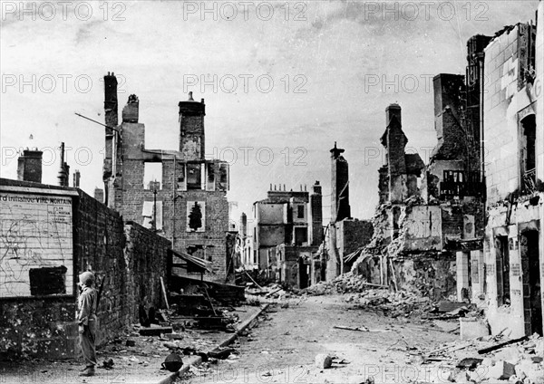 Mortain en Normandie, dévastée par les bombardements (août 1944)