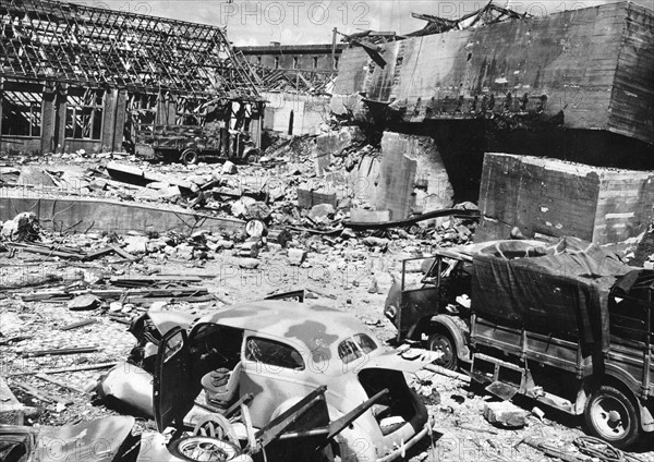 Bassin des sous-marins à Cherbourg (juin 1944)