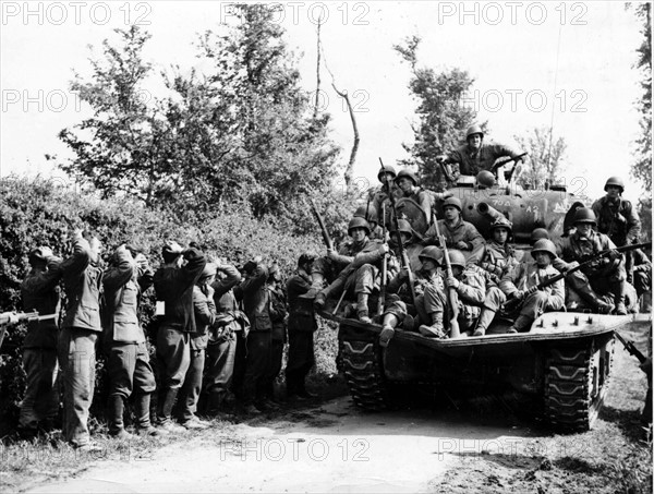 Prisonniers allemands et char allié sur la route de Sainte-Mère-Eglise