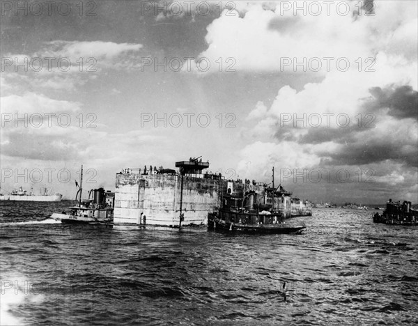 The Mulberries caissons convoyed towards the Normandy beaches (1944)