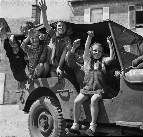 Enfants dans une Jeep américaine à Barfleur durant l'été 1944