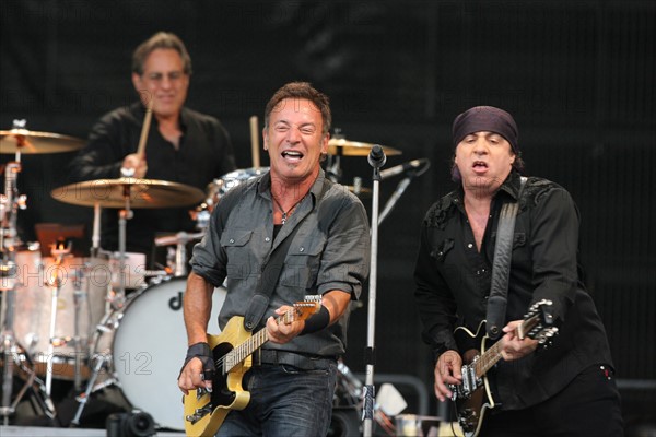 Der US-amerikanische Sänger Bruce Springsteen (M) spielt mit Gitarrist Steve...