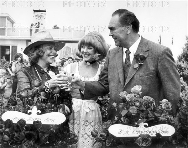 Der ehemalige Berufsboxer Max Schmeling (r) und Aenne Burda (l) als...