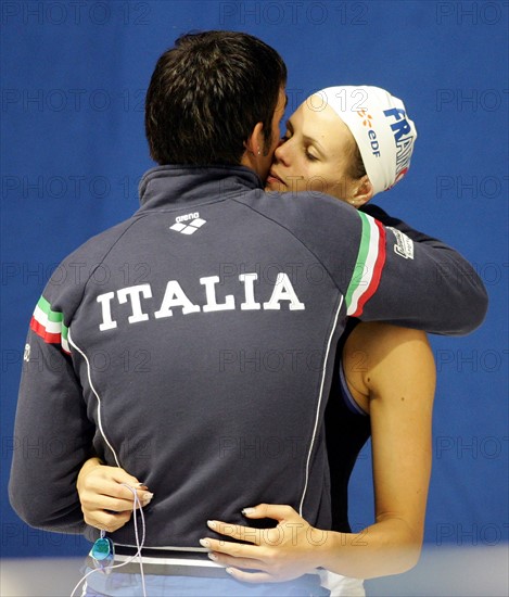 Die französische Schwimmerin Laure Manaudou (r) und ihr Freund, der italienische Schwimmer Luca Marin, küssen sich am Samstag (17.11.2007) in Berlin beim Schwimm-Weltcup. Foto: Gero Breloer +++(c) dpa - Report+++