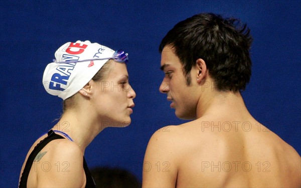 Die französische Schwimmerin Laure Manaudou (l) und ihr Freund, der italienische Schwimmer Luca Marin, unterhalten sich am Samstag (17.11.2007) in Berlin beim Schwimm-Weltcup. Foto: Gero Breloer +++(c) dpa - Report+++