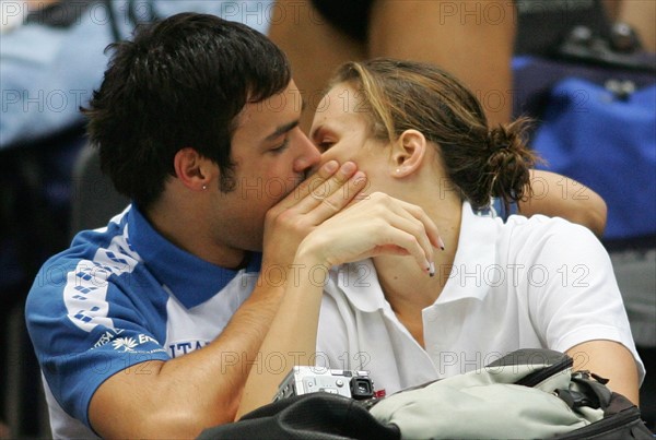 Die französische Schwimmerin Laure Manaudou (r) und ihr Freund, der italienische Schwimmer Luca Marin, küssen sich am Sonntag (18.11.2007) beim Schwimm-Weltcup in Berlin. Foto: Gero Breloer dpa/lbn +++(c) dpa - Report+++