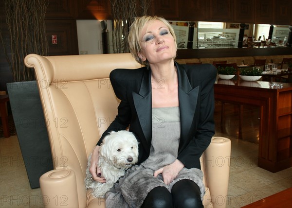 French singer Patricia Kaas and her dog ?Tequilla? sit in a hotel in Moscow, Russia, 14 May 2009. The 42-year-old hopes to receive many points from Germany in the finale of the Eurovision Song Contest (ESC) on 16 May 2009. Kaas, who was born near the German border, will perform her song ?Et S?il Fallait Le Faire? (?And if you had to do it?). Photo: Ulf Mauder