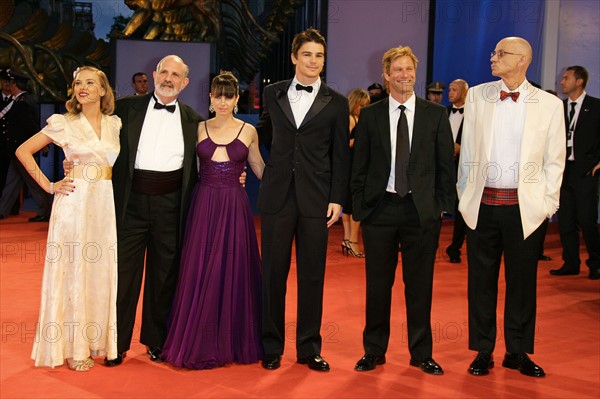 US American actress Scarlett Johansson, US American director Brian De Palma, Canadian actress Mia Kirshner, US American actors Josh Hartnett and Aaron Eckhart and author James Ellroy (L-R) smile prior to the premiere of their new film 'The Black Dahlia' at the 63rd Venice Film Festival, Italy, Wednesday, 30 August 2006. Photo: Hubert Boesl