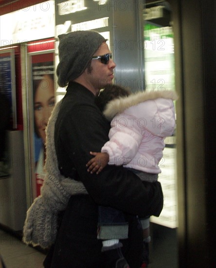 EXKLUSIV - SONDERHONORAR 250,00 EURO
Brad Pitt und Angelina Jolie sind mit Tochter Zahara und Sohn Maddox am 4.3.2006 nachmittags mit einer Linienmaschine der Air France aus Paris auf dem Flughafen Berlin-Tegel gelandet
